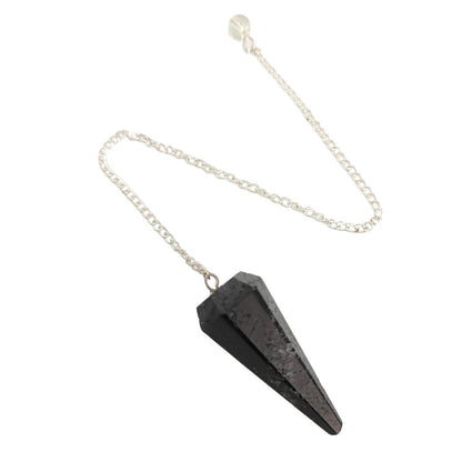 Péndulo de mineral de turmalina negra facetada, joya de Mystical Tienda, con forma de péndulo y superficie facetada brillante.