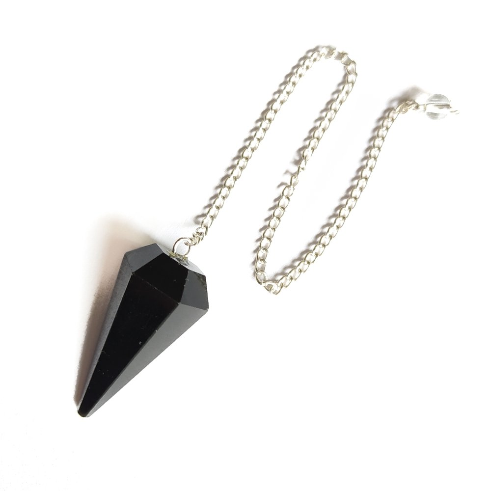 Péndulo de mineral de Turmalina Negra facetada, utilizado para meditaciones y terapias energéticas, en tono oscuro y brillante.