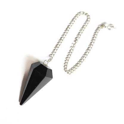 Péndulo de mineral de Turmalina Negra facetada, utilizado para meditaciones y terapias energéticas, en tono oscuro y brillante.