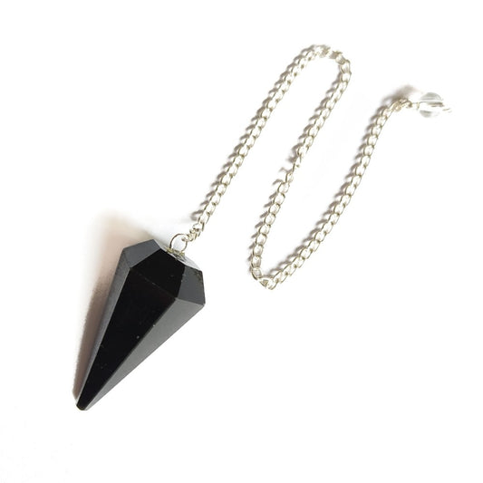 Péndulo de mineral de Turmalina Negra facetada, utilizado para meditaciones y terapias energéticas, en tono oscuro y brillante.