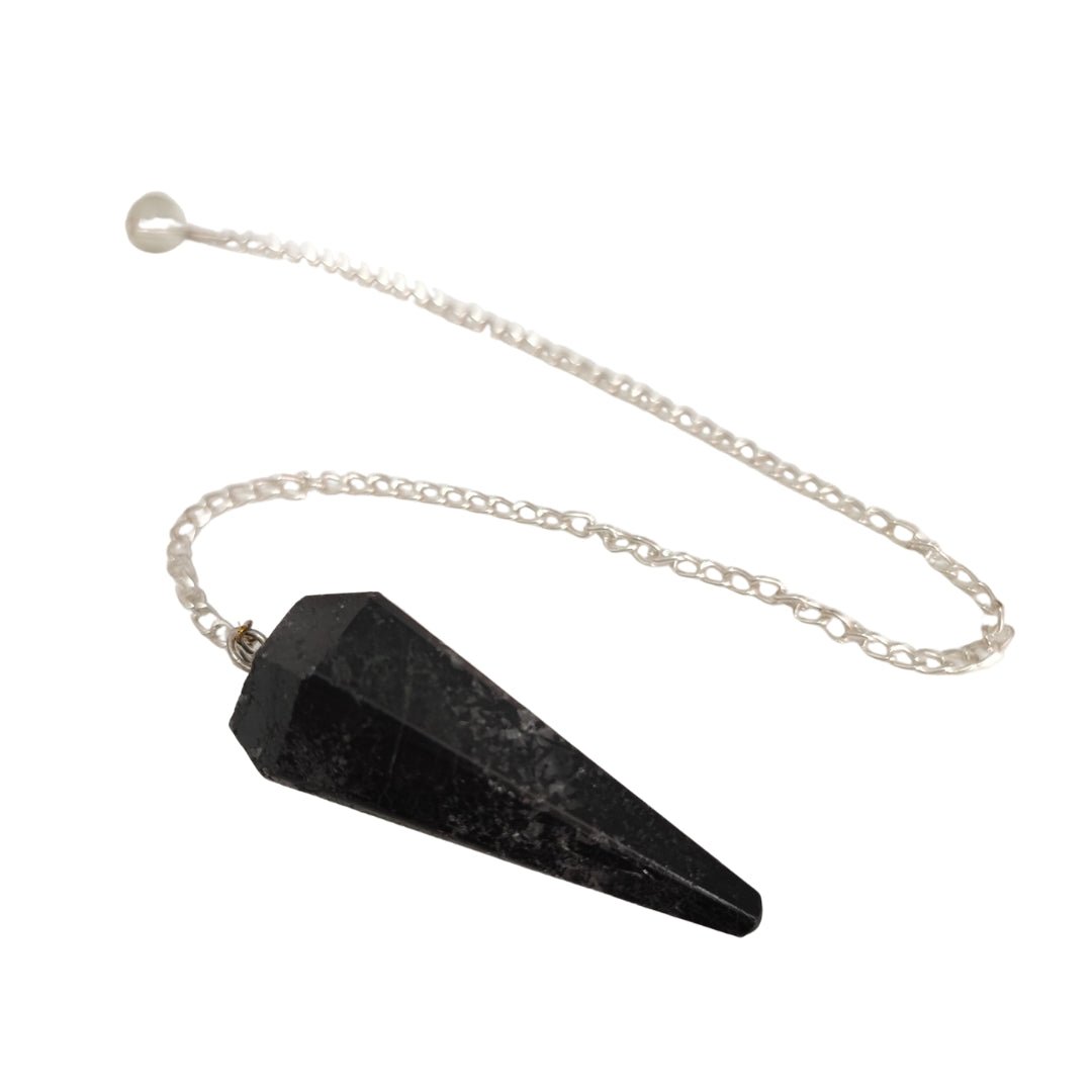Péndulo de mineral de Turmalina Negra facetada, usado para meditación y relajación, en un fondo neutro.