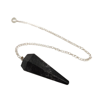 Péndulo de mineral de Turmalina Negra facetada, usado para meditación y relajación, en un fondo neutro.