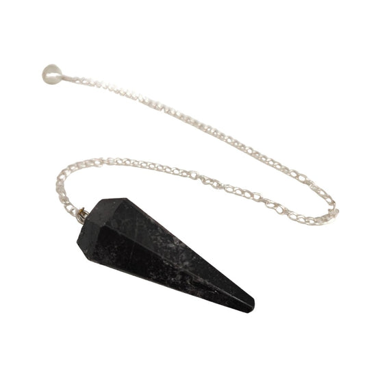 Péndulo de mineral de Turmalina Negra facetada, usado para meditación y relajación, en un fondo neutro.
