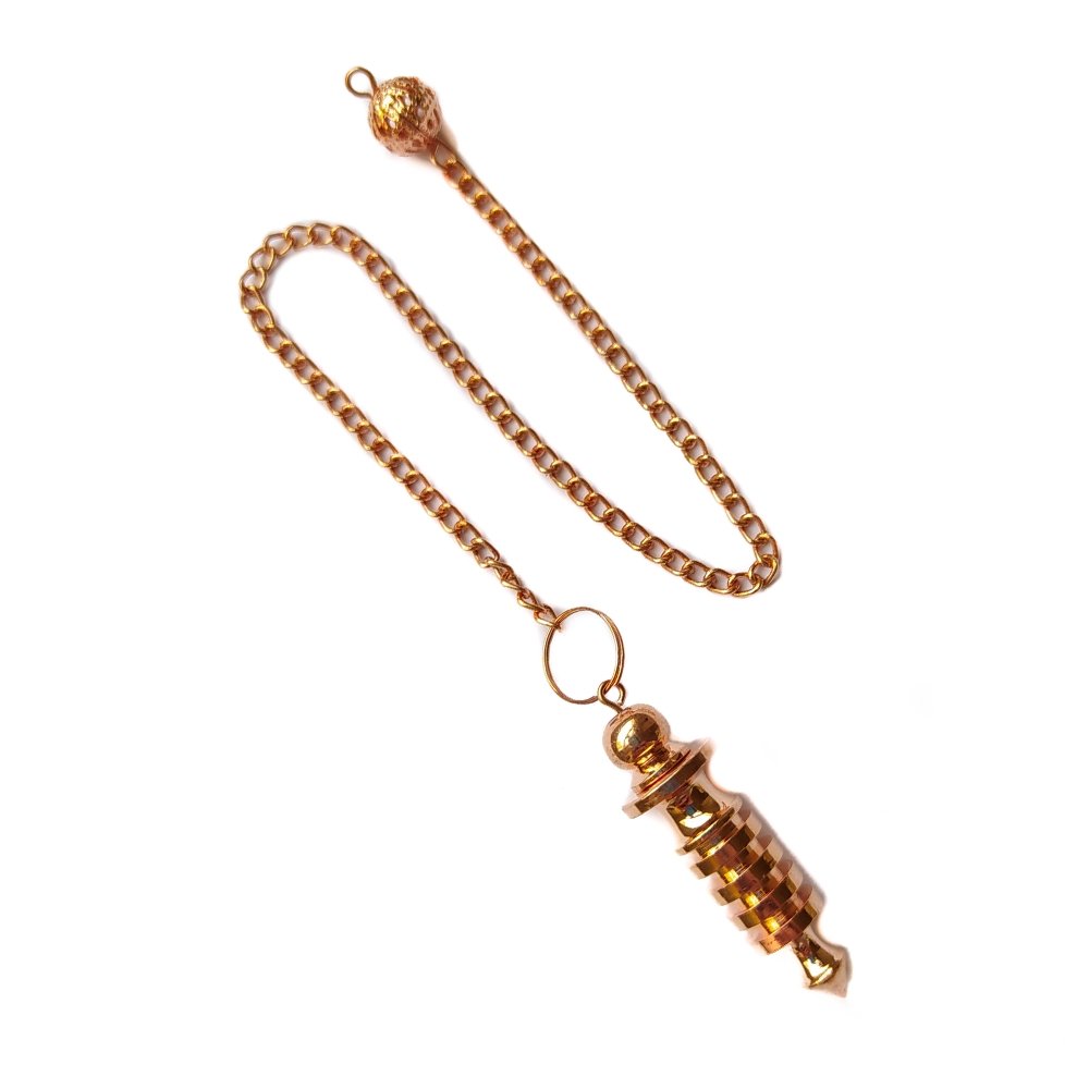 Péndulo Isis Mini de Cobre, péndulo de metal pequeño con forma de Isis, utilizado para cristaloterapia y prácticas espirituales.