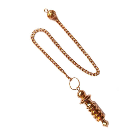 Péndulo Isis Mini de Cobre, péndulo de metal pequeño con forma de Isis, utilizado para cristaloterapia y prácticas espirituales.