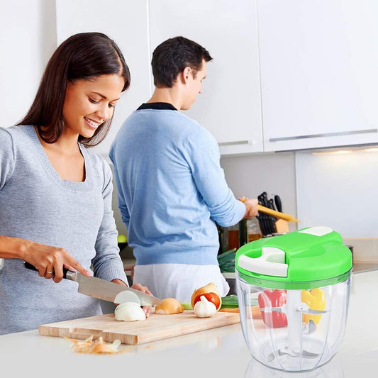 Picadora manual Mini Chef Innovagizmo de 900ml, con cuchillas y tapa, ideal para preparar alimentos en la cocina de forma fácil y rápida.