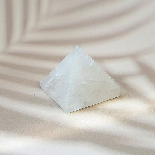 Figura geométrica de pirámide de cuarzo blanco, cristal transparente y brillante, para decoración y energía natural.