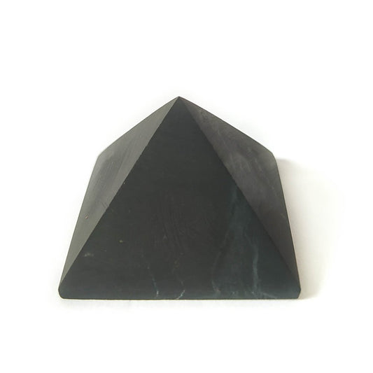 Pirámide de shungit de Mystical Tienda, cristal negro en forma de pirámide para protección y energía.