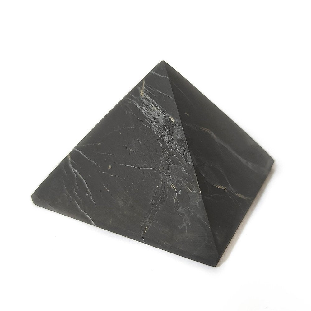 Pirámide de shungit de Mystical Tienda, muestra la forma piramidal y la textura negra del mineral shungit sobre fondo neutro.