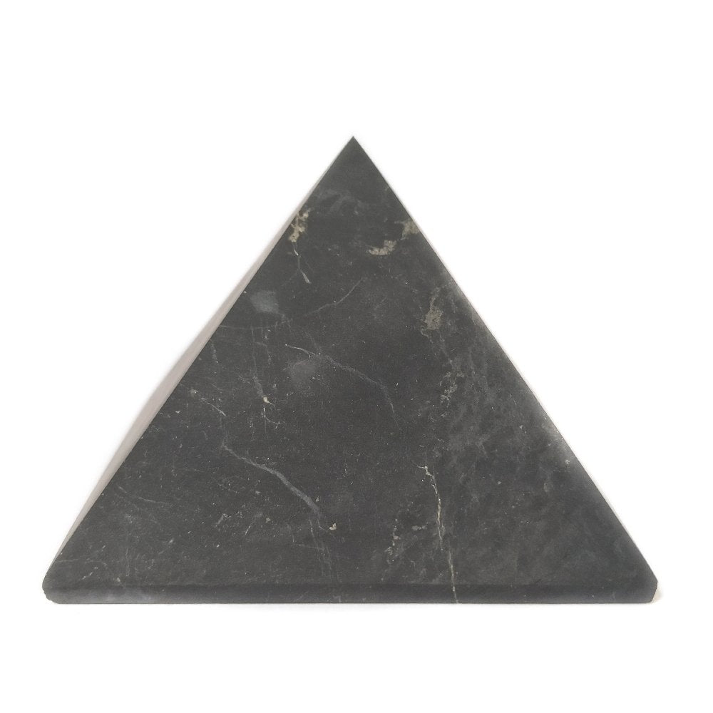 Pirámide de shungit Mate de color negro con textura cristalina, diseñada para energizar y limpiar energías en ambientes naturales.