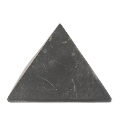 Pirámide de shungit Mate de color negro con textura cristalina, diseñada para energizar y limpiar energías en ambientes naturales.
