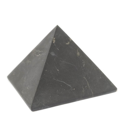 Pirámide de Shungit Mate de forma piramidal, cinta magnética y acabado negro, utilizada para energizar y proteger.