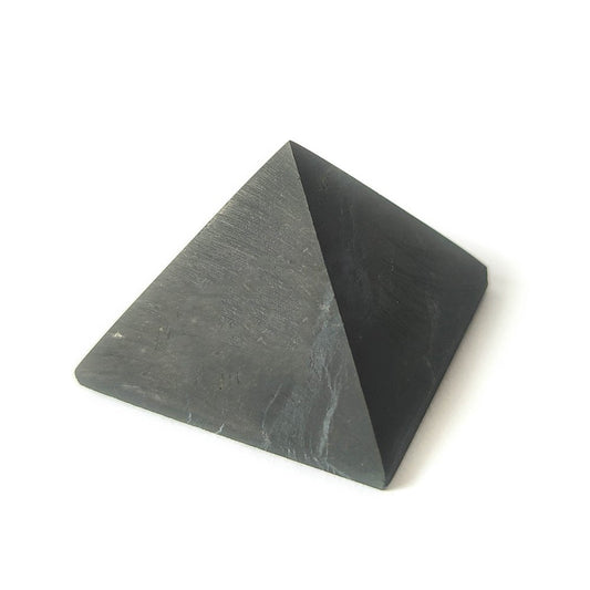 Pirámide de shungit de Mystical Tienda, muestra la forma geométrica y textura oscura de la piedra de protección y energía.