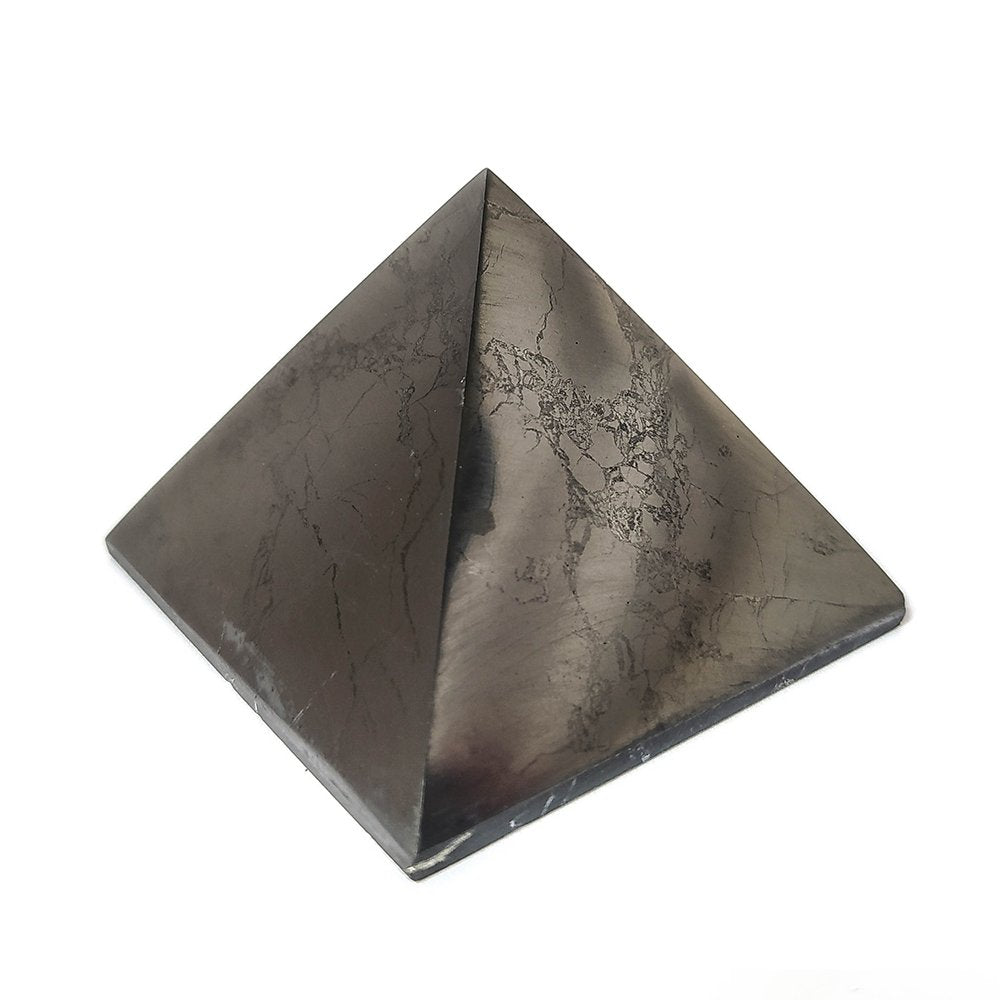 Pirámide de shungit pulida de Mystical Tienda, cristal negro con superficie lisa y forma piramidal para energía y protección mineral.