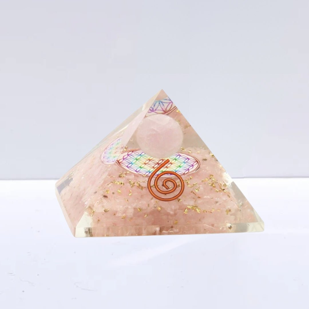Figura geométrica de pirámide Orgonita Earth con Cuarzo Rosa, diseñada por Mystical Tienda para armonización energética.