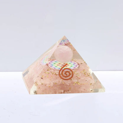 Figura geométrica de pirámide Orgonita Earth con Cuarzo Rosa, diseñada por Mystical Tienda para armonización energética.