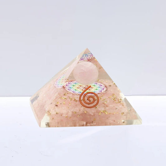 Figura geométrica de pirámide Orgonita Earth con Cuarzo Rosa, diseñada por Mystical Tienda para armonización energética.