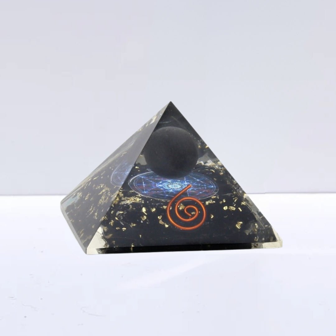 Figura geométrica Pirámide Orgonita 'Earth' con turmalina, diseñada para energizar y equilibrar espacios.