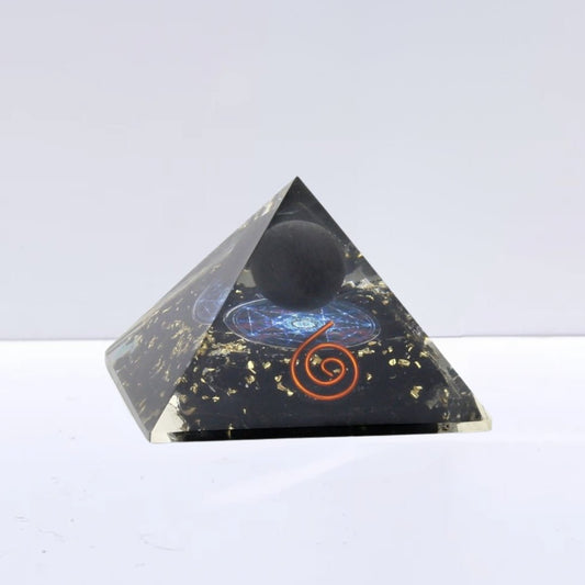 Figura geométrica Pirámide Orgonita 'Earth' con turmalina, diseñada para energizar y equilibrar espacios.