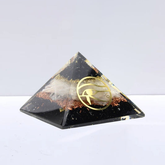 Pirámide Orgonita 'Ojo de Horus' de turmalina y selenita, figura geométrica para protección y energía espiritual.