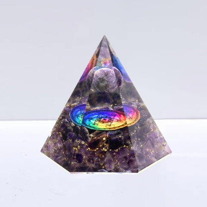 Pirámide Orgonita 'Sacred' de amatista con símbolo de Metatrón, figura geométrica de cristal para armonización energética.