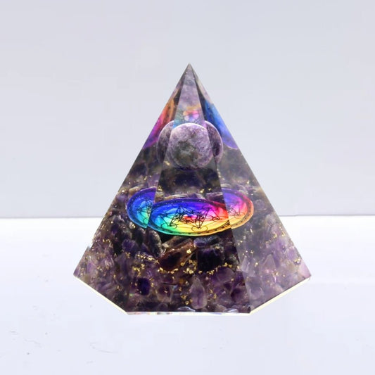 Pirámide Orgonita 'Sacred' de amatista con símbolo de Metatrón, figura geométrica de cristal para armonización energética.