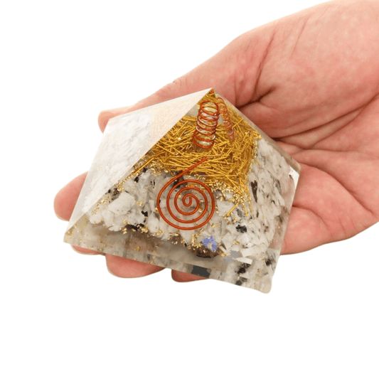 Figura geométrica Pirámide Orgonita Sidera con piedra de luna, diseñada por Mystical Tienda, en tonos suaves y detalles cristalinos