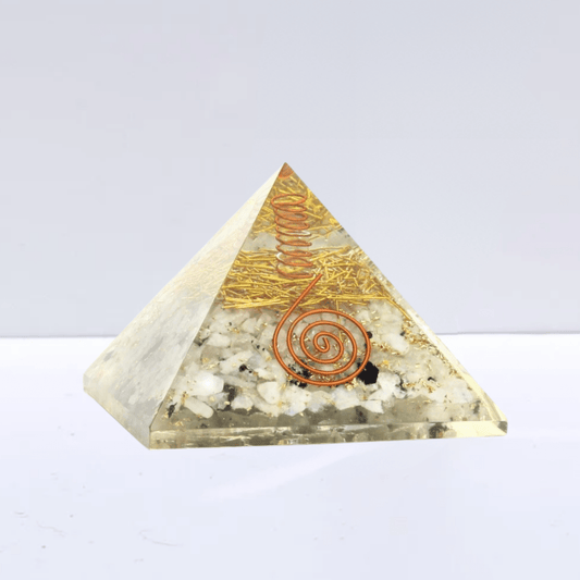 Pirámide Orgonita 'Sidera' de piedra de luna, figura geométrica con cristales brillantes y diseño artístico.