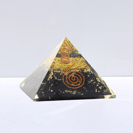 Figura geométrica pirámide Orgonita Sidera con turmalina, diseñada para energizar y proteger, de Mystical Tienda.