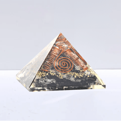 Pirámide Orgonita Spiralis de Mystical Tienda con turmalina y cuarzo blanco, figura geométrica energizante y decorativa.