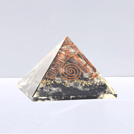 Pirámide Orgonita Spiralis de Mystical Tienda con turmalina y cuarzo blanco, figura geométrica energizante y decorativa.