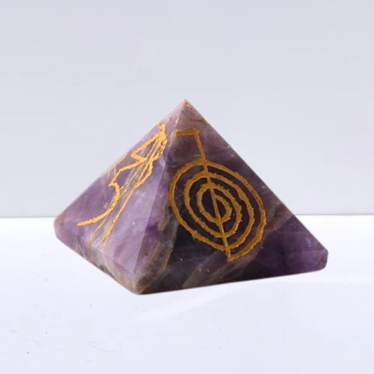 Figura geométrica de pirámide Reiki de amatista de la marca Mystical Tienda, muestra la estructura y color de la piedra amatista.