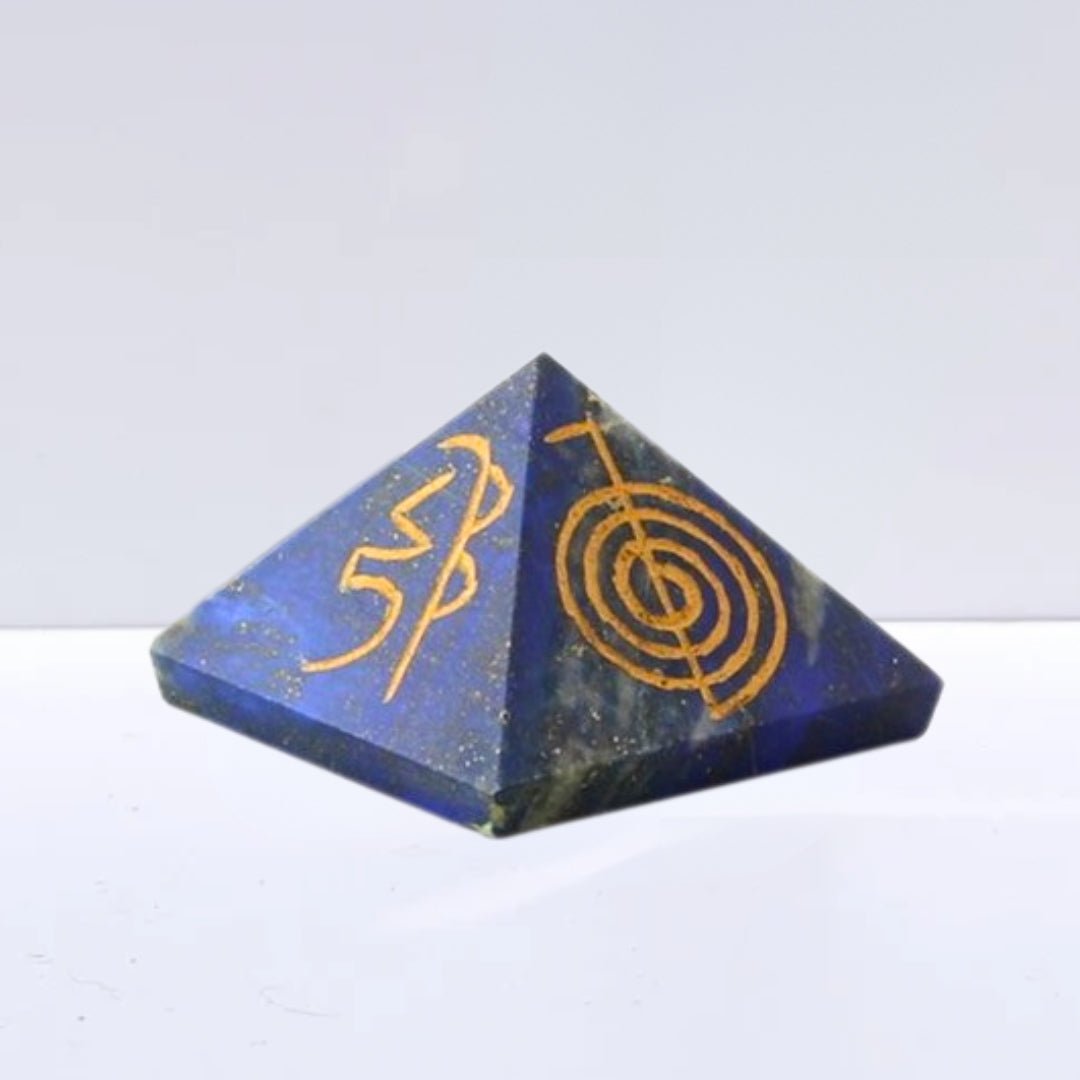 Pirámide Reiki de Lapislázuli, figura geométrica de cristal azul intenso, utilizada para meditación y energización espiritual.