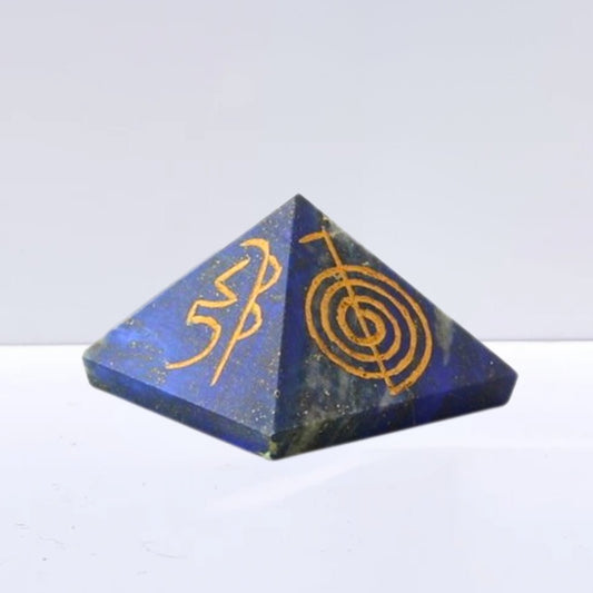 Pirámide Reiki de Lapislázuli, figura geométrica de cristal azul intenso, utilizada para meditación y energización espiritual.