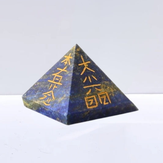 Pirámide Reiki de Lapislázuli, figura geométrica de piedra azul para terapias y meditaciones, de la marca Mystical Tienda.