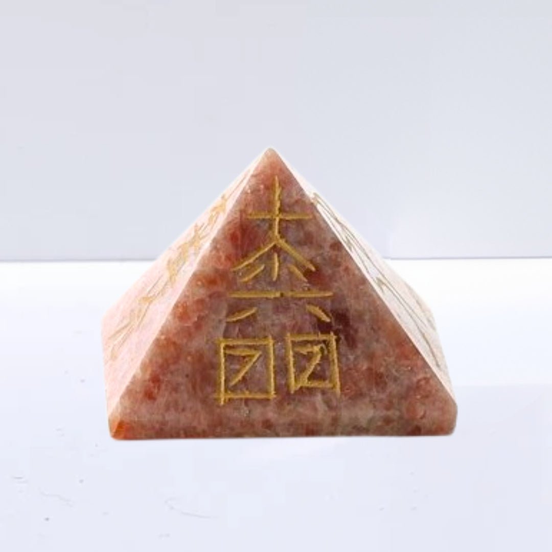 Pirámide Reiki de Piedra de Sol, figura geométrica de cristal color naranja y amarilla, diseñada para prácticas de reiki y meditación.