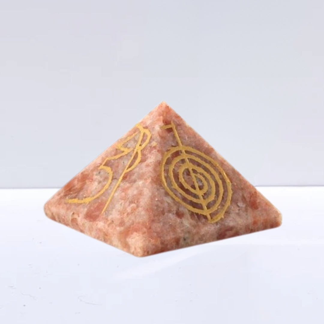Pirámide Reiki de Piedra de Sol, figura geométrica de cristal con detalles vibrantes, ideal para terapias de energía y decoració