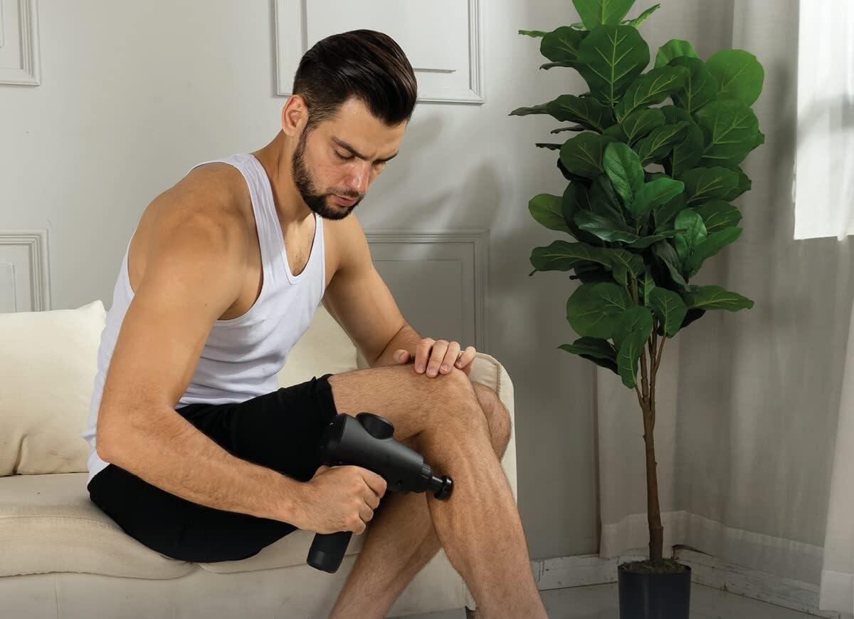 Pistola de masaje Innovagizmo.com con cabezales intercambiables para aliviar tensiones musculares y mejorar la circulación.