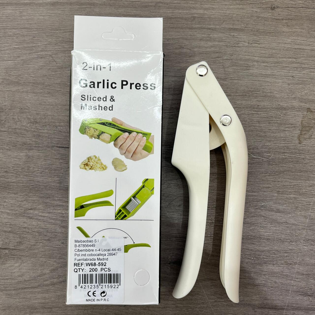 Prensa de ajos 2 en 1 de innovagizmo, herramienta de cocina para triturar y prensar ajos con diseño compacto y funcional.