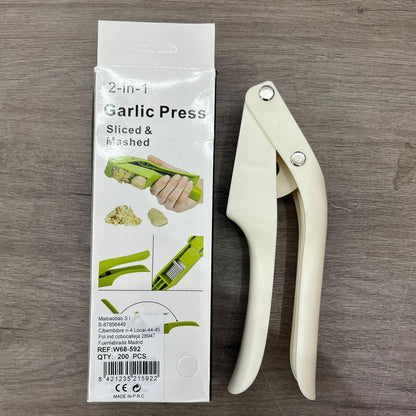 Prensa de ajos 2 en 1 de innovagizmo, herramienta de cocina para triturar y prensar ajos con diseño compacto y funcional.