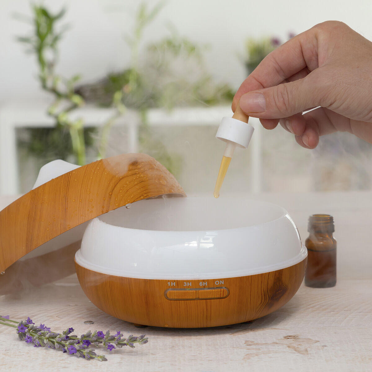 Difusor de aromas Humidificador InnovaGoods con efecto madera y luces LED multicolor, ideal para ambientes relajantes.