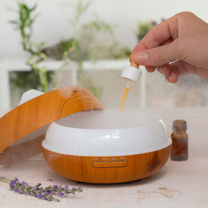 Difusor de aromas Humidificador InnovaGoods con efecto madera y luces LED multicolor, ideal para ambientes relajantes.