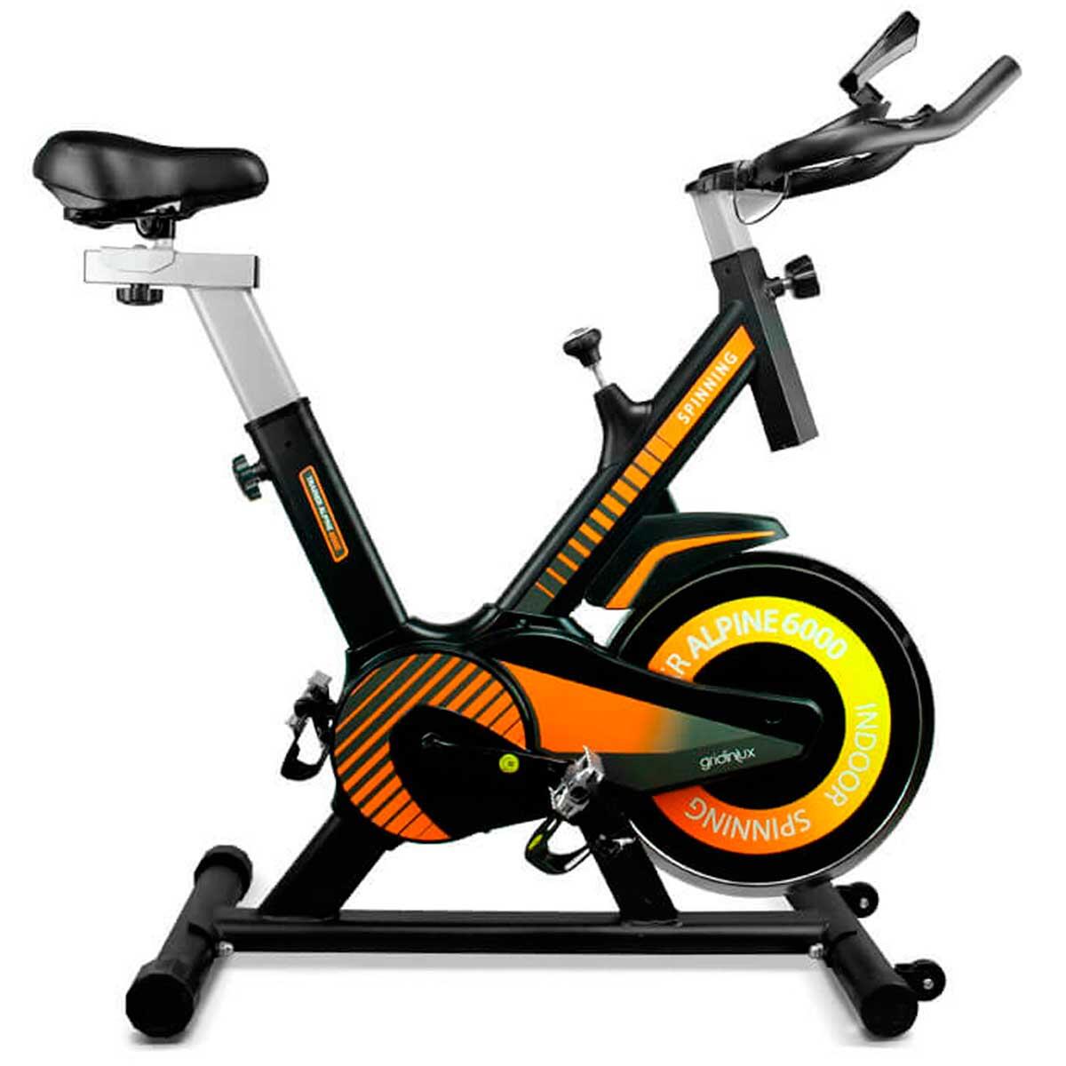 Bicicleta de ciclo indoor Innovagizmo Alpine 6000 con volante de inercia de 10 kg, estructura resistente y diseño avanzado.