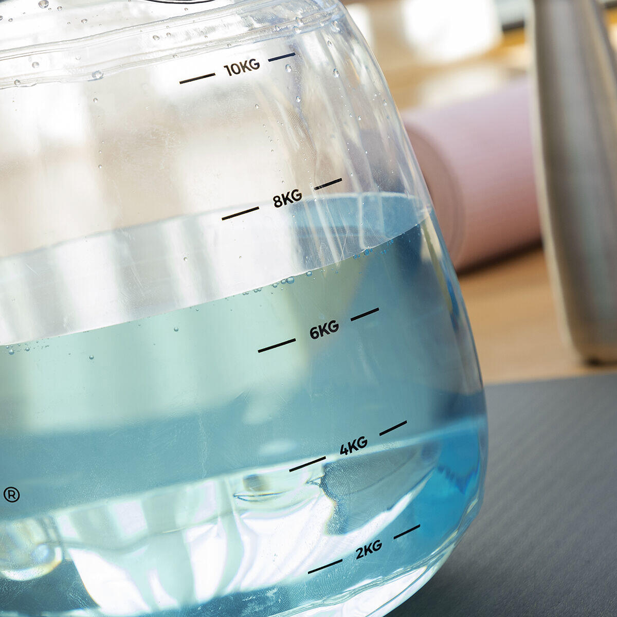 Pesa rusa de agua para entrenamiento fitness Fibell de Innovagizmo con guía de ejercicios, en color azul y diseño compacto