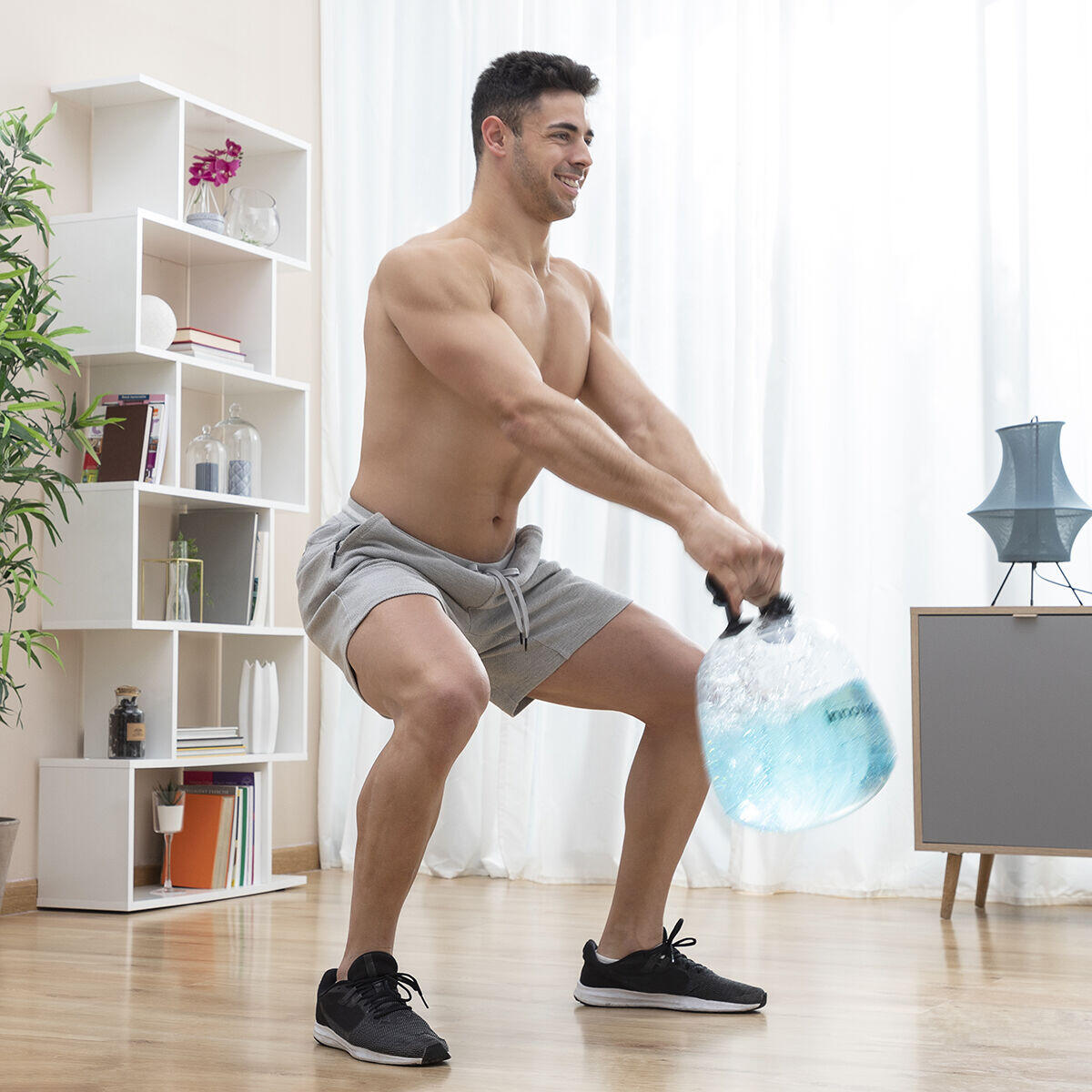 Pesa rusa de agua Fibell para entrenamiento fitness con guía de ejercicios, fabricada por innovagizmo.com.