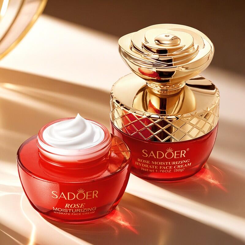 Crema facial de rosa SADOER de 50g, hidratación profunda y brillo natural en un envase con tapa blanca y etiqueta rosa.