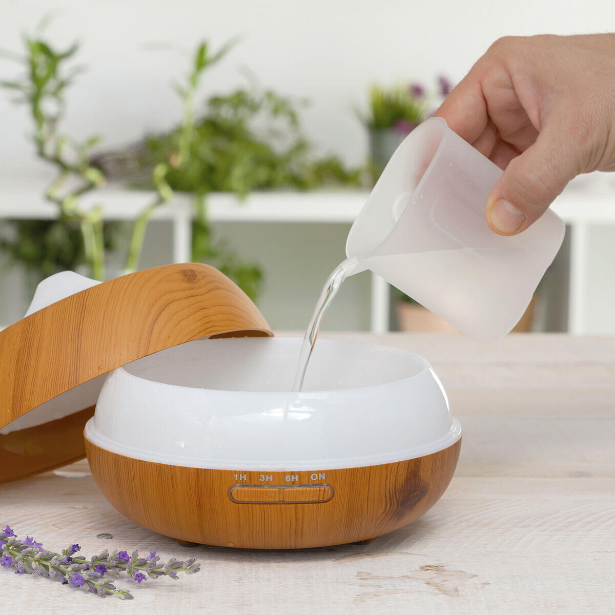 Difusor humidificador de aromas InnovaGoods con efecto madera y luces LED multicolor, ideal para mejorar el ambiente en casa.