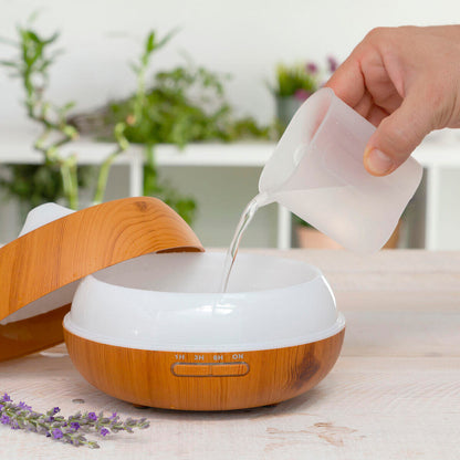 Difusor humidificador de aromas InnovaGoods con efecto madera y luces LED multicolor, ideal para mejorar el ambiente en casa.
