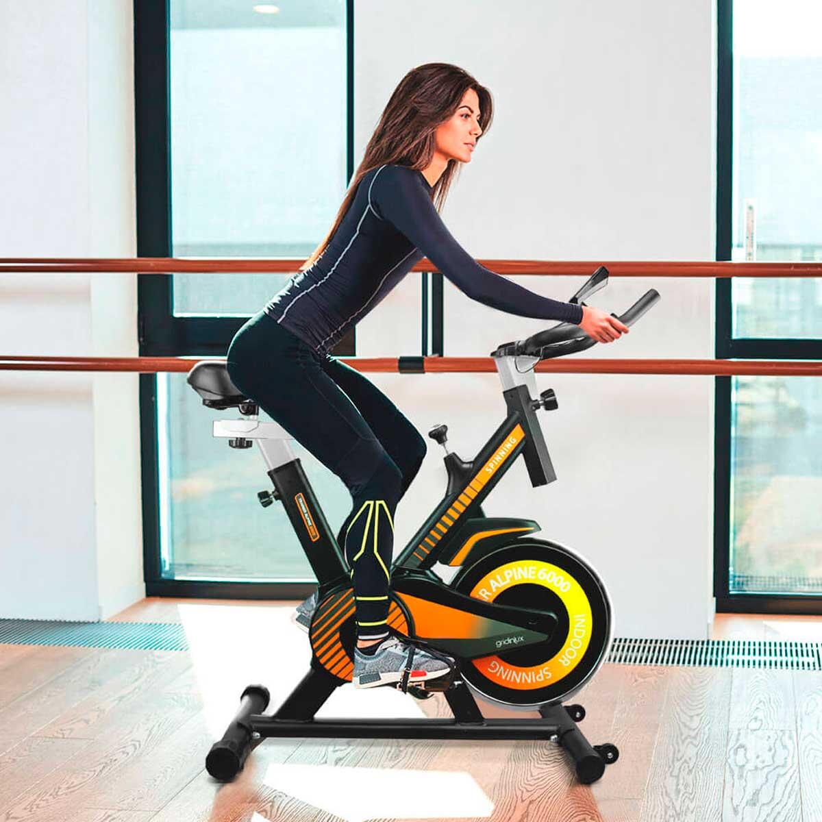 Bicicleta indoor trainer Alpine 6000 de innovagizmo con volante de inercia de 10 kg, diseño avanzado para entrenamiento en casa.