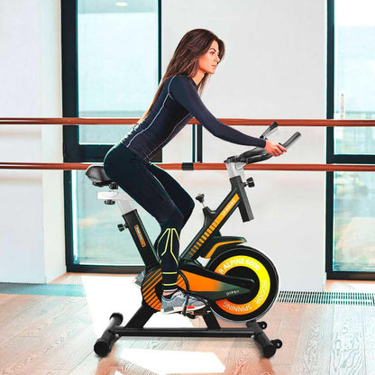 Bicicleta indoor trainer Alpine 6000 de innovagizmo con volante de inercia de 10 kg, diseño avanzado para entrenamiento en casa.